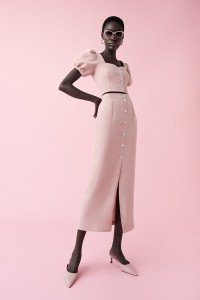 Conjunto de falda y top corto en rosa palo con manga farol, escote