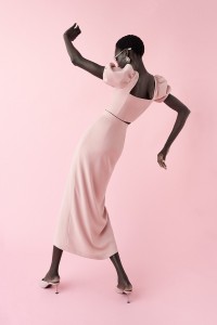 Conjunto de falda y top corto en rosa palo con manga farol, escote