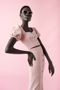 Conjunto de falda y top corto en rosa palo con manga farol, escote