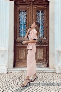 Vestido de fiesta rosa palo solapa y cuello botones negro