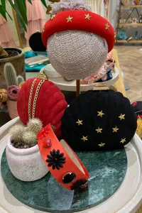 Diadema roja ancha con estrellas doradas