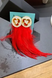 Pendientes Aplicación Blanca y Dorada y Plumas Roja