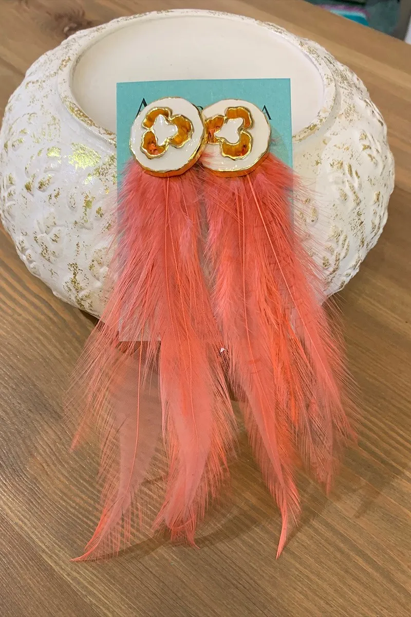 Pendientes Aplicación Blanca y Dorada y Plumas Coral