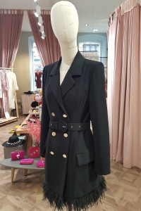 Vestido Esmoquin Negro con Plumas Rhoda