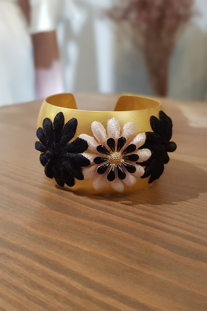 Brazalete dorado con flores de terciopelo negra y nude