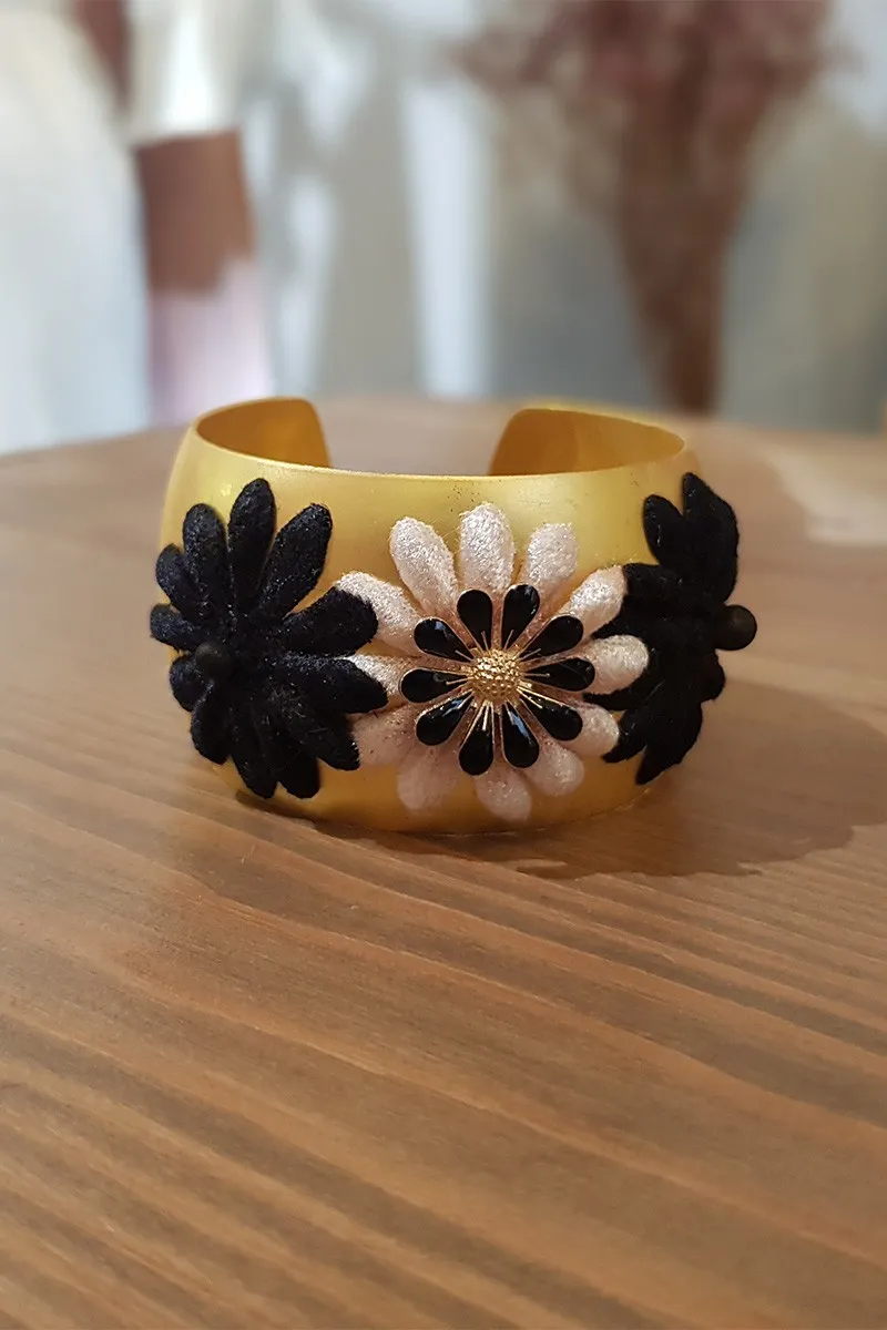 Brazalete dorado con flores de terciopelo negra y nude