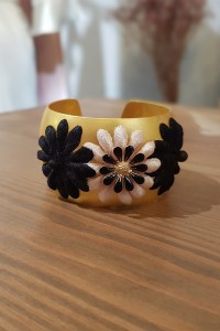 Brazalete dorado con flores de terciopelo negra y nude