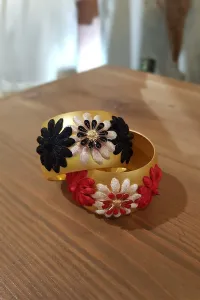 Brazalete dorado con flores de terciopelo negra y nude