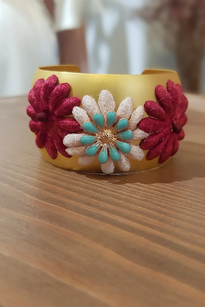 Brazalete dorado con flores de terciopelo frambuesa y nude