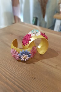 Brazalete dorado con flores de terciopelo frambuesa y nude