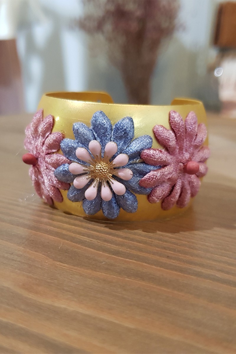 Brazalete dorado con flores de terciopelo rosas y azules
