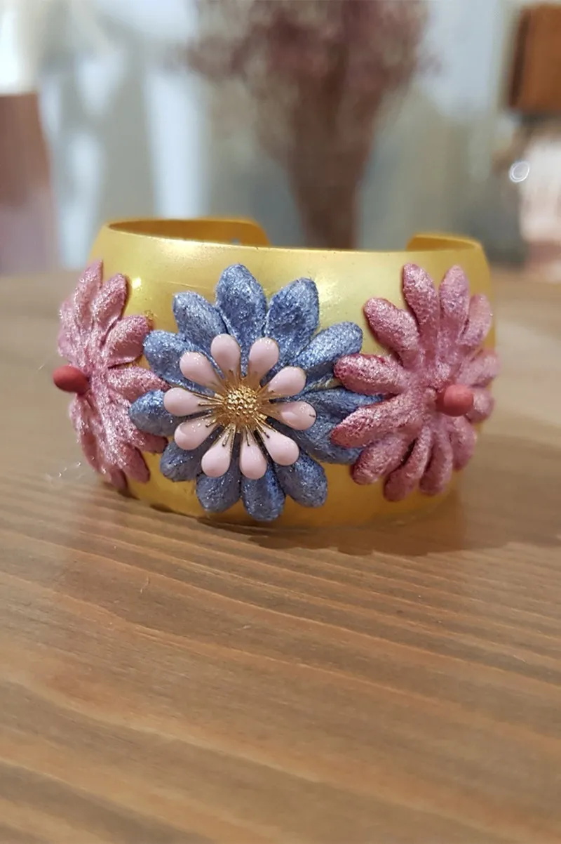 Brazalete dorado con flores de terciopelo rosas y azules
