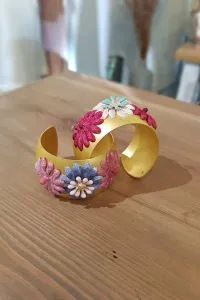 Brazalete dorado con flores de terciopelo rosas y azules