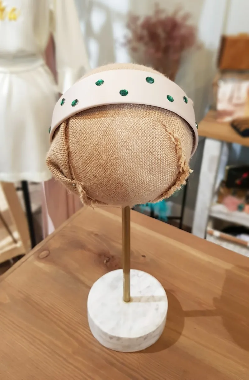 Diadema beige ancha con piedras verdes esmeralda