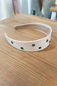 Diadema beige ancha con piedras verdes esmeralda