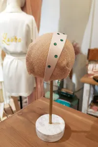 Diadema beige ancha con piedras verdes esmeralda