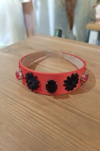 Diadema roja con flores negras y piedras facetadas rojas y negras