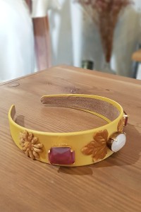 Diadema dorada con hojas y piedras facetadas blancas y frambuesas