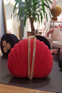 Bolso de concha en terciopelo rojo con cadena dorada