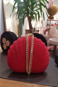 Bolso de concha en terciopelo rojo con cadena dorada