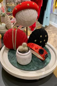 Bolso de concha en terciopelo rojo con cadena dorada