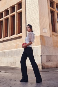 Bolso de concha en terciopelo rojo con cadena dorada