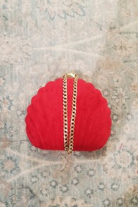 Bolso de concha en terciopelo rojo con cadena dorada