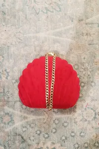 Bolso de concha en terciopelo rojo con cadena dorada