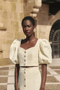 Top manga abullonada joya chanel blanco roto
