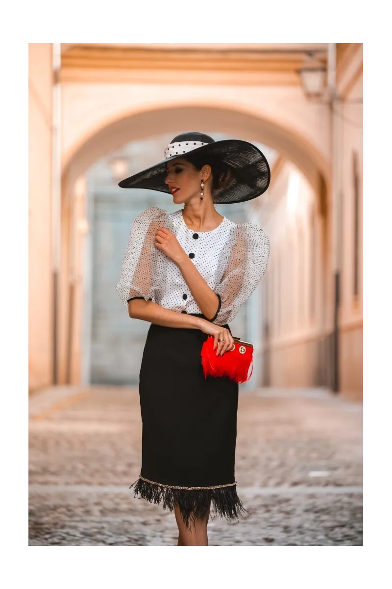 Falda de fiesta negra midi con plumas y cadena dorada