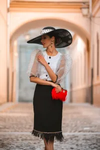 Falda de fiesta negra midi con plumas y cadena dorada