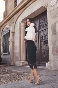 Falda de fiesta negra midi con plumas y cadena dorada