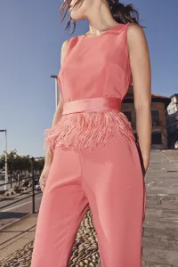 Mono coral con plumas de avestruz al tono