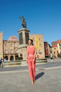 Mono coral con plumas de avestruz al tono