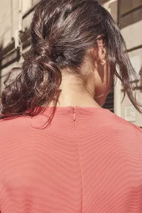 Mono coral con plumas de avestruz al tono