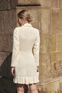 vestido corto esmoquin chanel blanco roto con volante