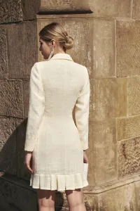 vestido corto esmoquin chanel blanco roto con volante