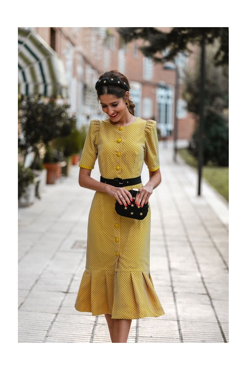 Vestido de fiesta corto abotonado de plumetti y volante color