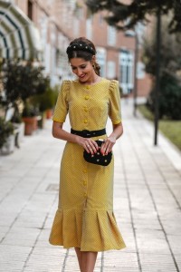 Vestido de fiesta corto abotonado de plumetti y volante color