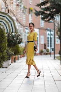 Vestido de fiesta corto abotonado de plumetti y volante color