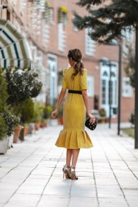 Vestido de fiesta corto abotonado de plumetti y volante color