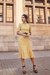 Vestido de fiesta corto abotonado de plumetti y volante color