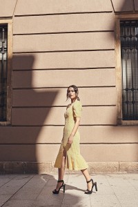 Vestido de fiesta corto abotonado de plumetti y volante color