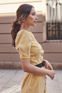 Vestido de fiesta corto abotonado de plumetti y volante color