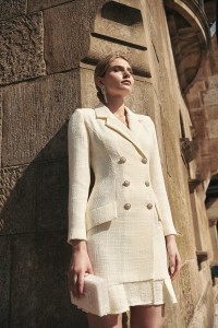 vestido corto esmoquin chanel blanco roto con volante