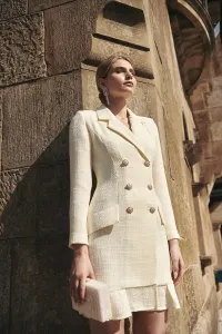 vestido corto esmoquin chanel blanco roto con volante