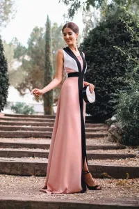 Vestido largo de invitada boda color rosa con escote espalda y