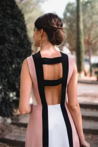 Vestido largo de invitada boda color rosa con escote espalda y