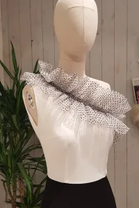 Vestido de fiesta largo blanco asimetrico con volante de plumetti