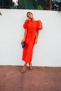 Vestido midi en plumetti rojo con botones y manga farol para
